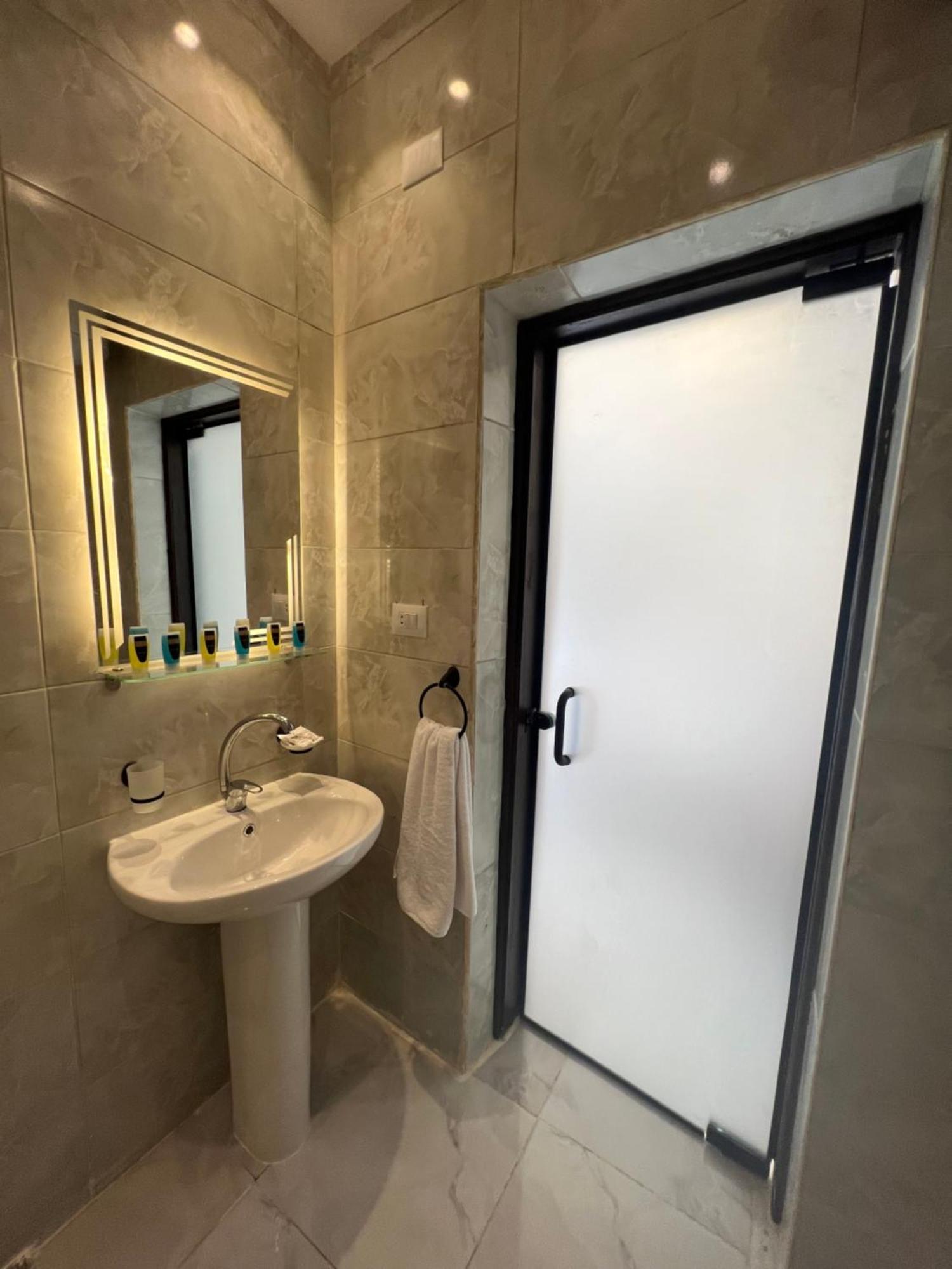 New Glamour Pyramids Hotel Kafrat al Jabal Bagian luar foto