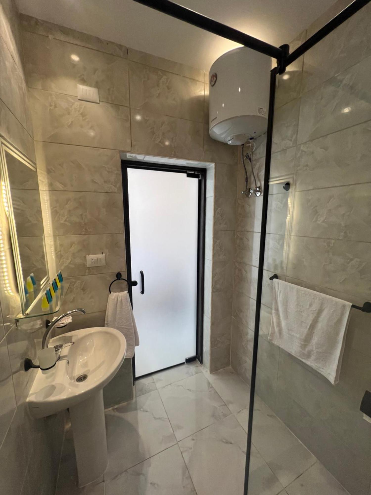 New Glamour Pyramids Hotel Kafrat al Jabal Bagian luar foto