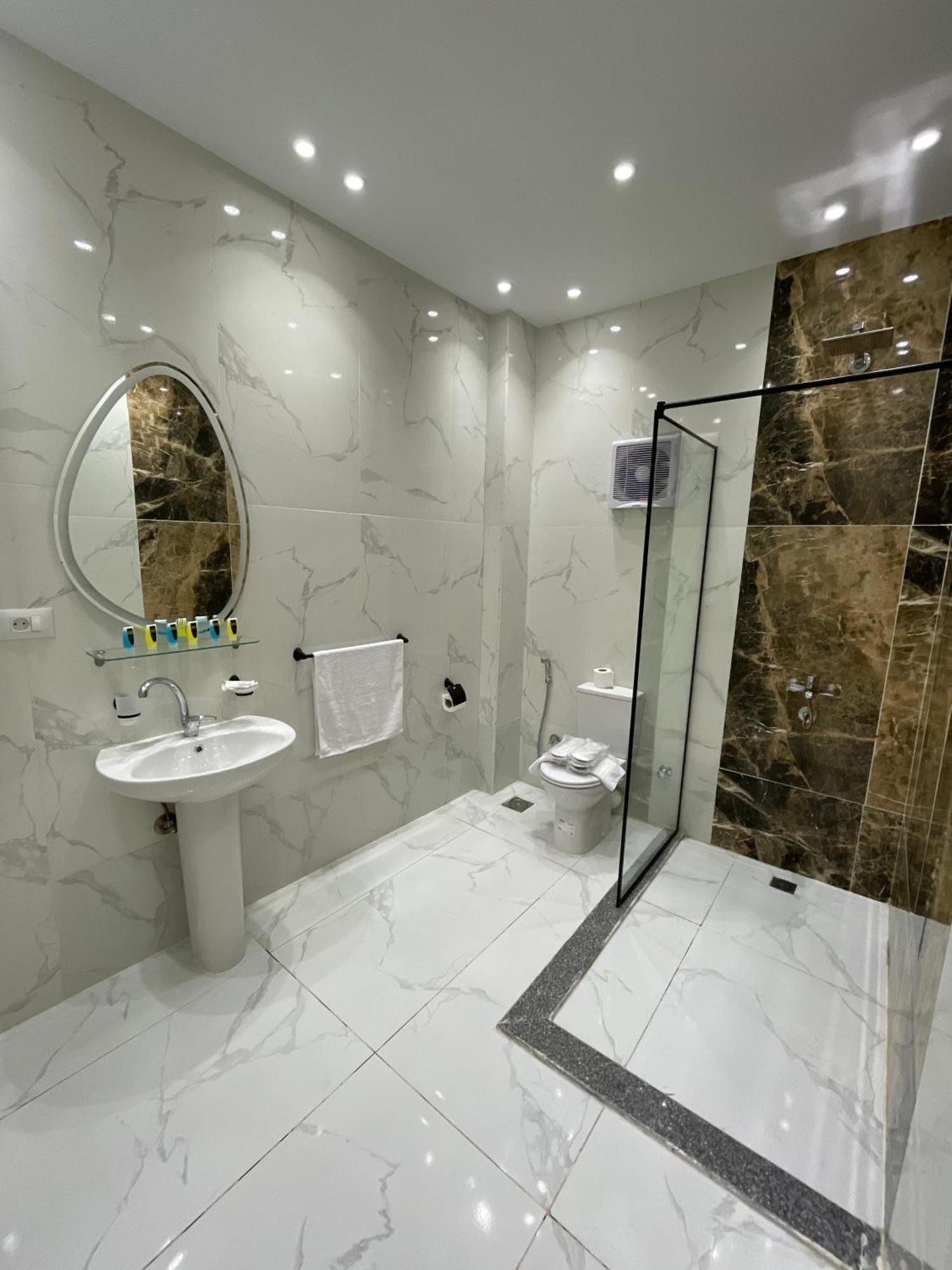 New Glamour Pyramids Hotel Kafrat al Jabal Bagian luar foto