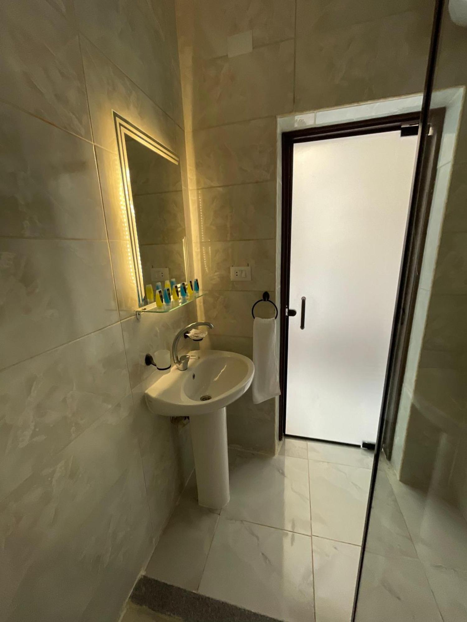 New Glamour Pyramids Hotel Kafrat al Jabal Bagian luar foto